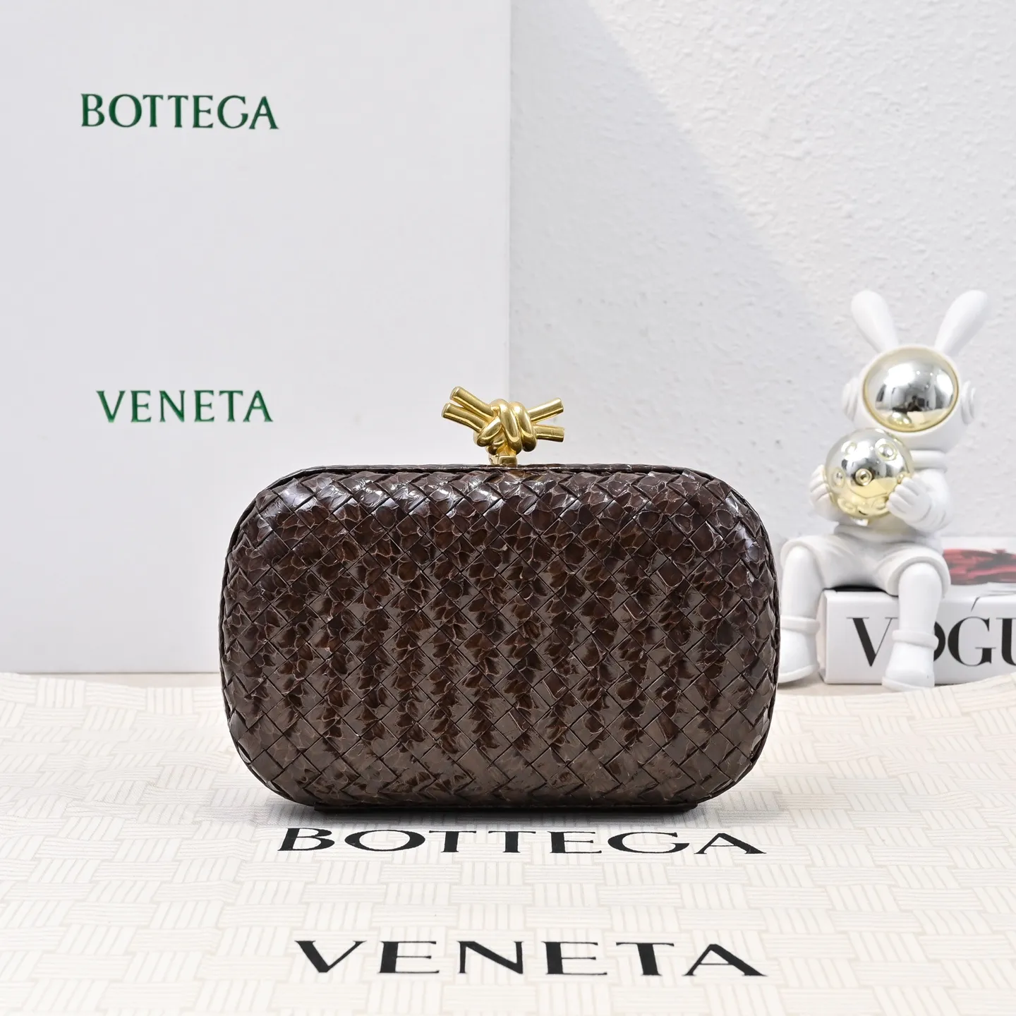 Batch 1860 #BV Knot snakeskin woven evening bag series 🐍 Fashion choice Rare snakeskin bags are full of charm 🌟Using snakeskin pattern woven with knot buckle, the unique texture makes you feel a different kind of refinement and elegance when you touch it 🎀 Its luster is low-key and luxurious, whether it is in the sun or under the light, it can reflect the charming colors 🌈 Holding it in your hand or hanging on your wrist will make you look more elegant and charming✨✨ Model: 717622 Size: 20x12x5.5